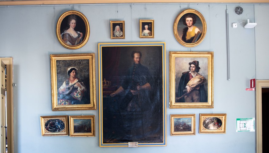 Salongshängning i hörsalen på Vänersborgs museum