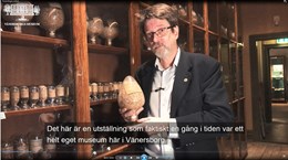 Peter Johansson visar och berättar om frösamlingen på Vänersborgs museum.