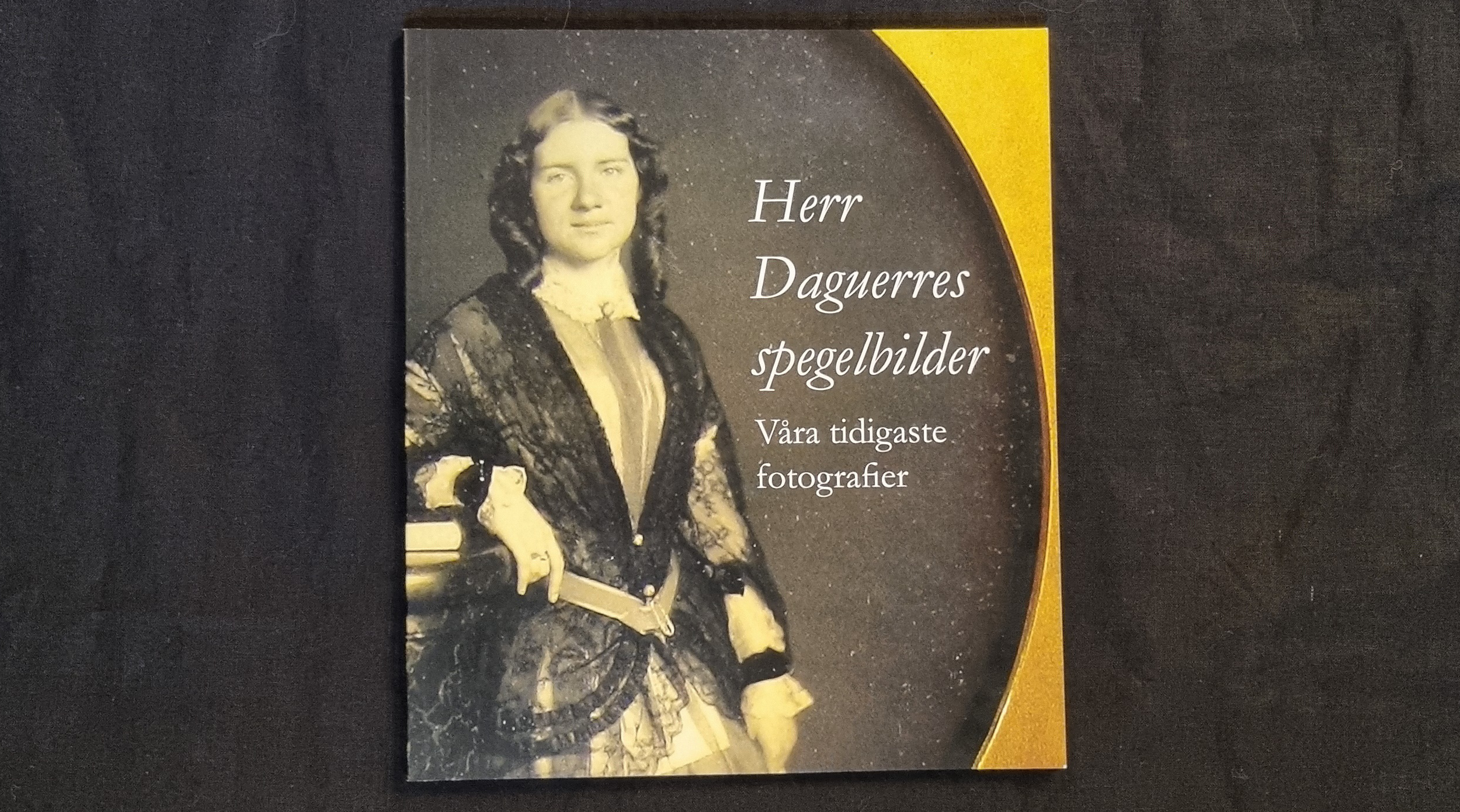 Bok Herr Daguerres spegelbilder – Våra tidigaste fotografier  Red. Ann-Charlott Öberg och Björn Axel Johansson