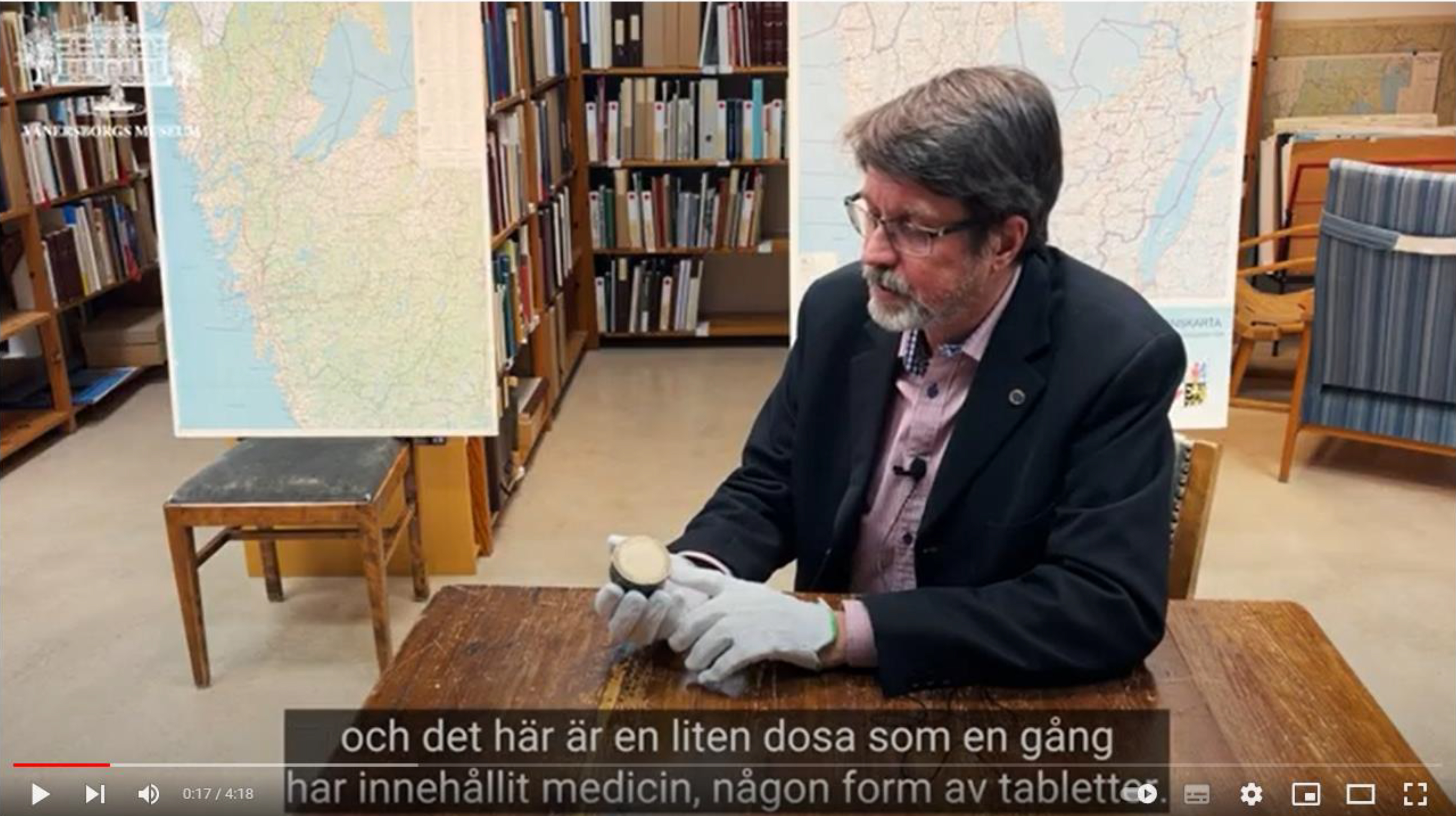 Peter Johansson visar upp en liten ask för piller.