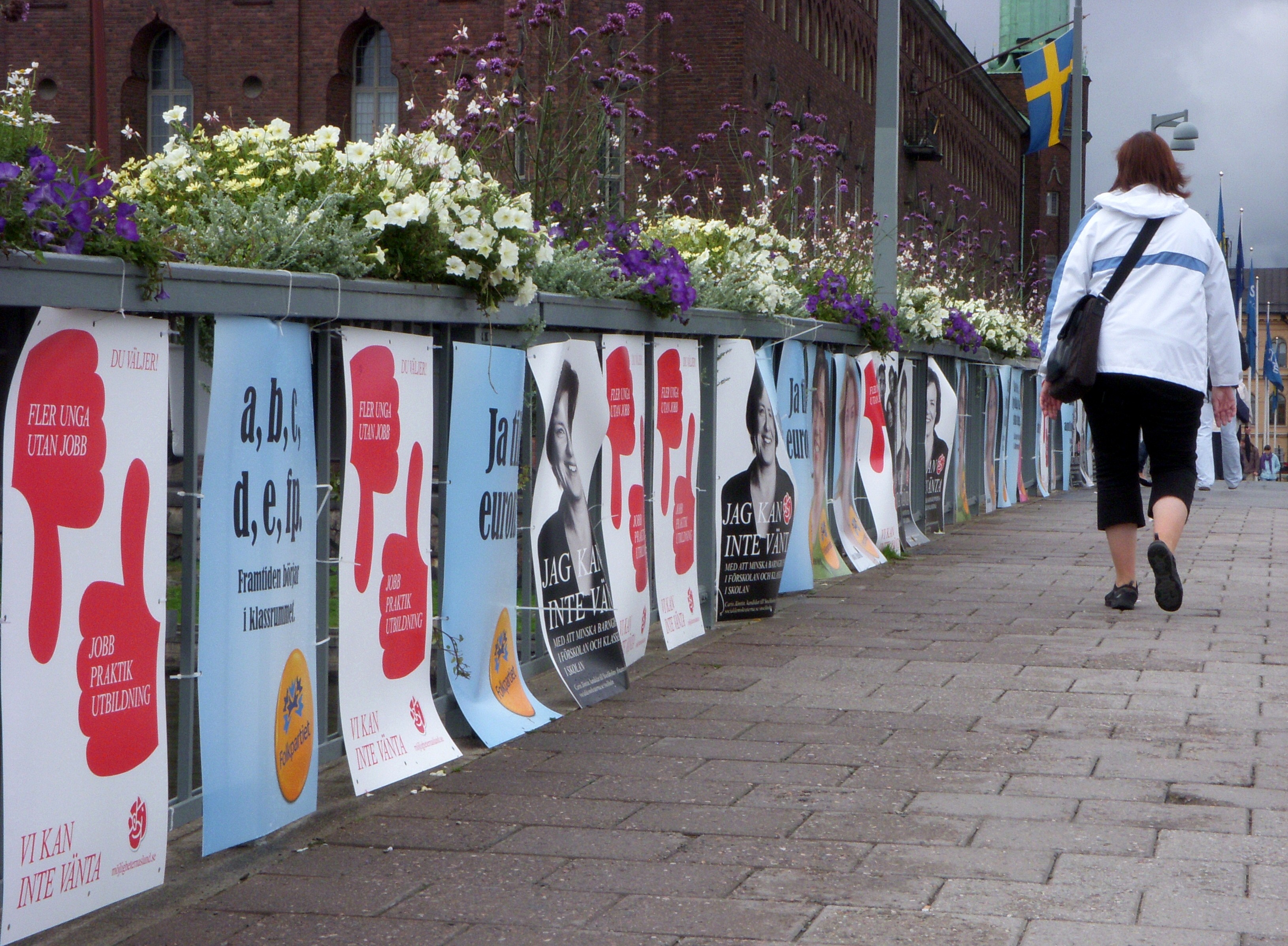 Valaffischer på låg mur.