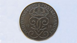 en 5-öring präglad 1913. ”Med folket för fosterlandet”.