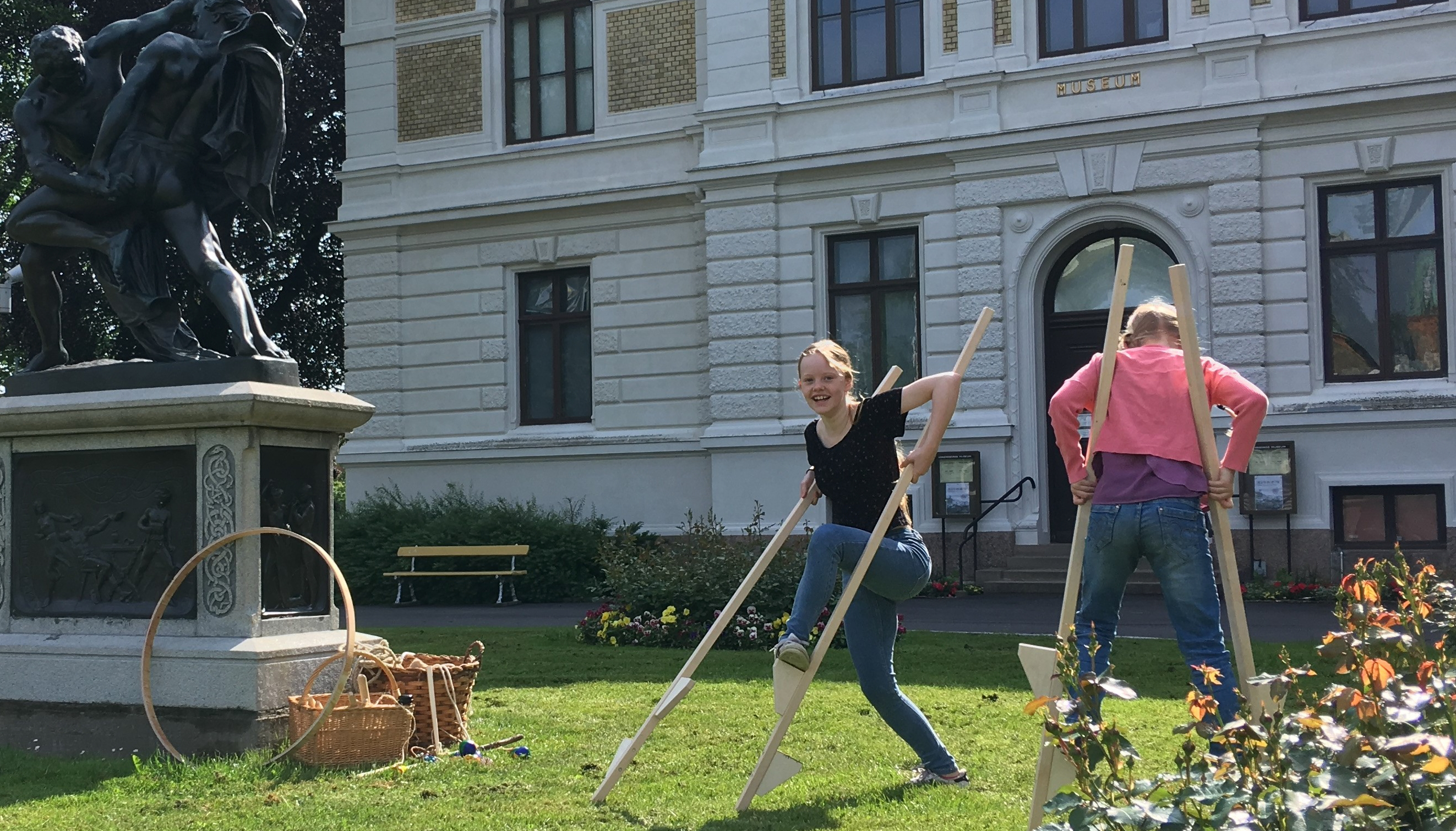Barn som går på styltor