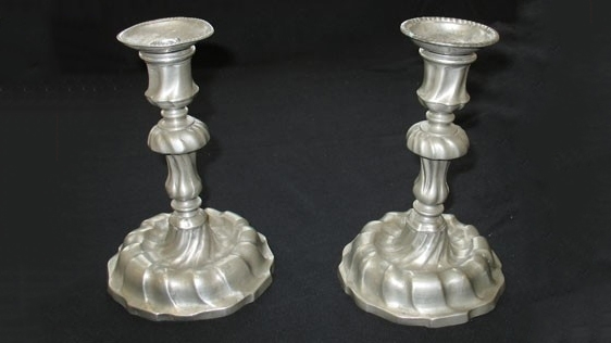 Ett par ljusstakar i tenn