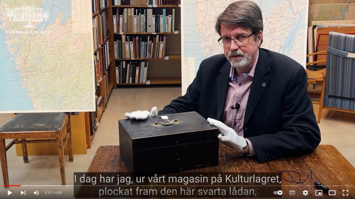 Peter Johansson visar på en låda full av åderlåtningsverktyg