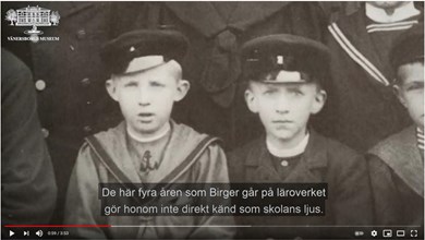 Birger Sjöberg tillsammans med kamrat när han går i läroverket.