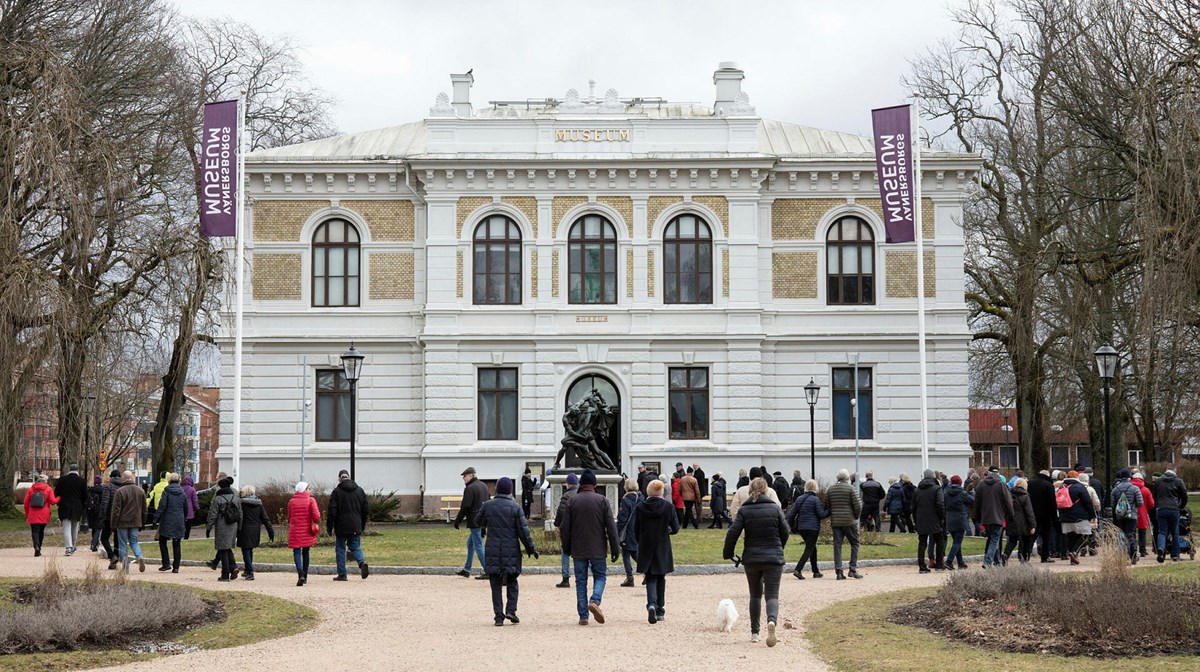 En stor grupp människor går mot Vänersborgs museum.