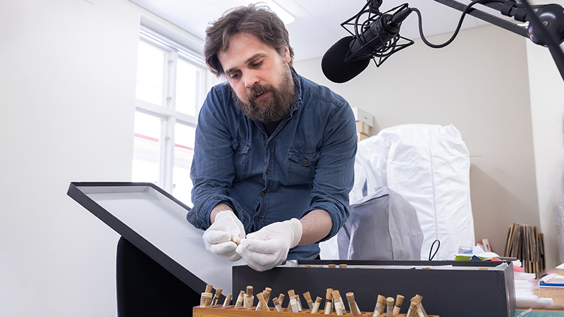 Pedagog visar föremål