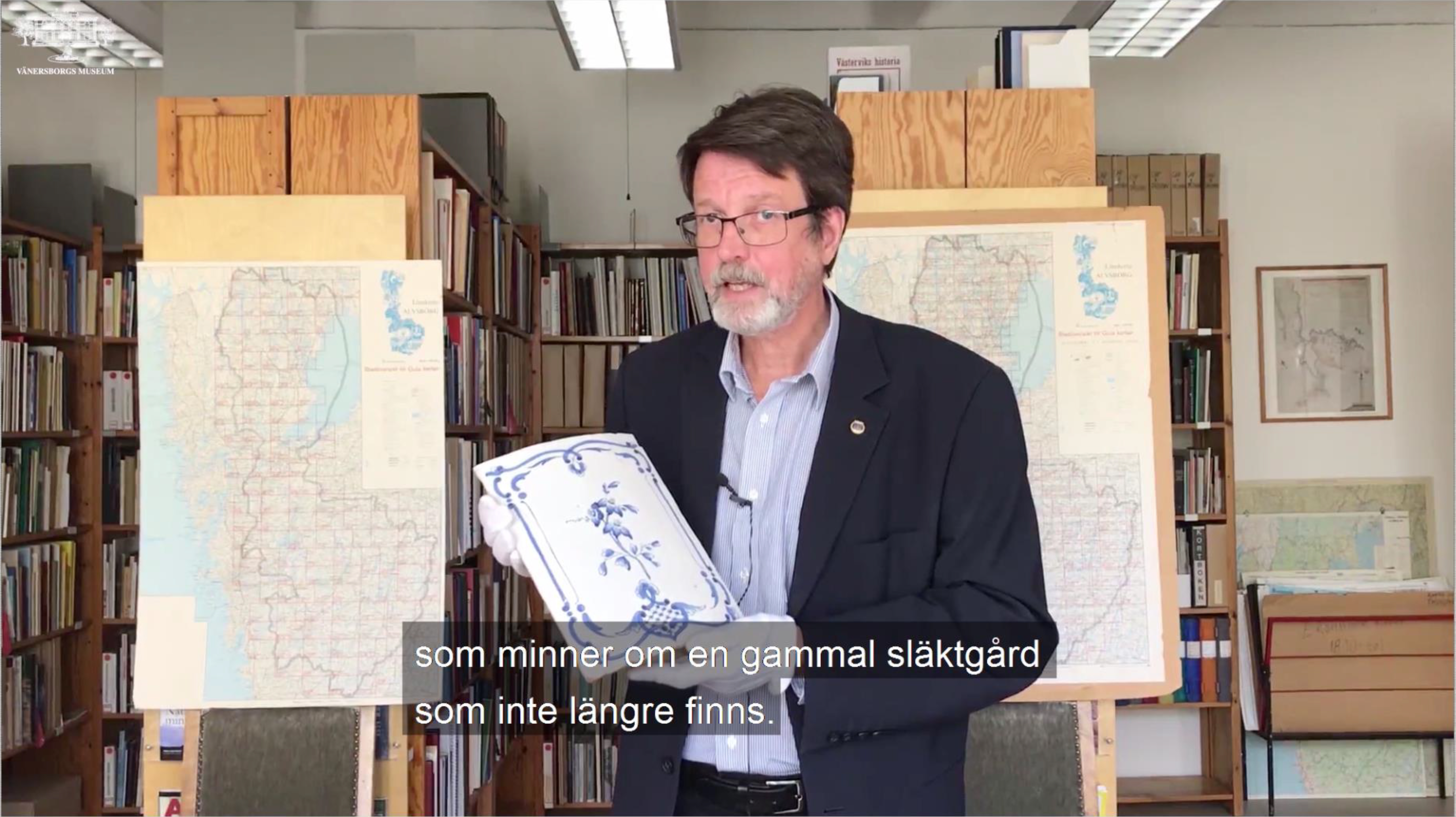 Museichef Peter Johansson berättar om Onsjö gård och den adliga släkten Haij, varav varken gård eller släkt finns kvar i våra trakter idag. Vad var det egentligen som hände?Framplockat ur magasinet är en vacker kakelugnsplatta och en bok med Haijs emblem på, föremål som räddats ur brand och rivningsrester.