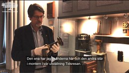 Museichef Peter Johansson berättar om de magnettelefoner som finns i samlingarna på Vänersborgs museum.