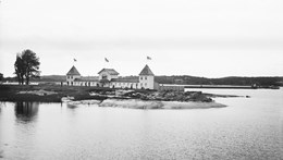 Kallbadhuset på Skräcklan fotograferat kring åren 1903-1905.