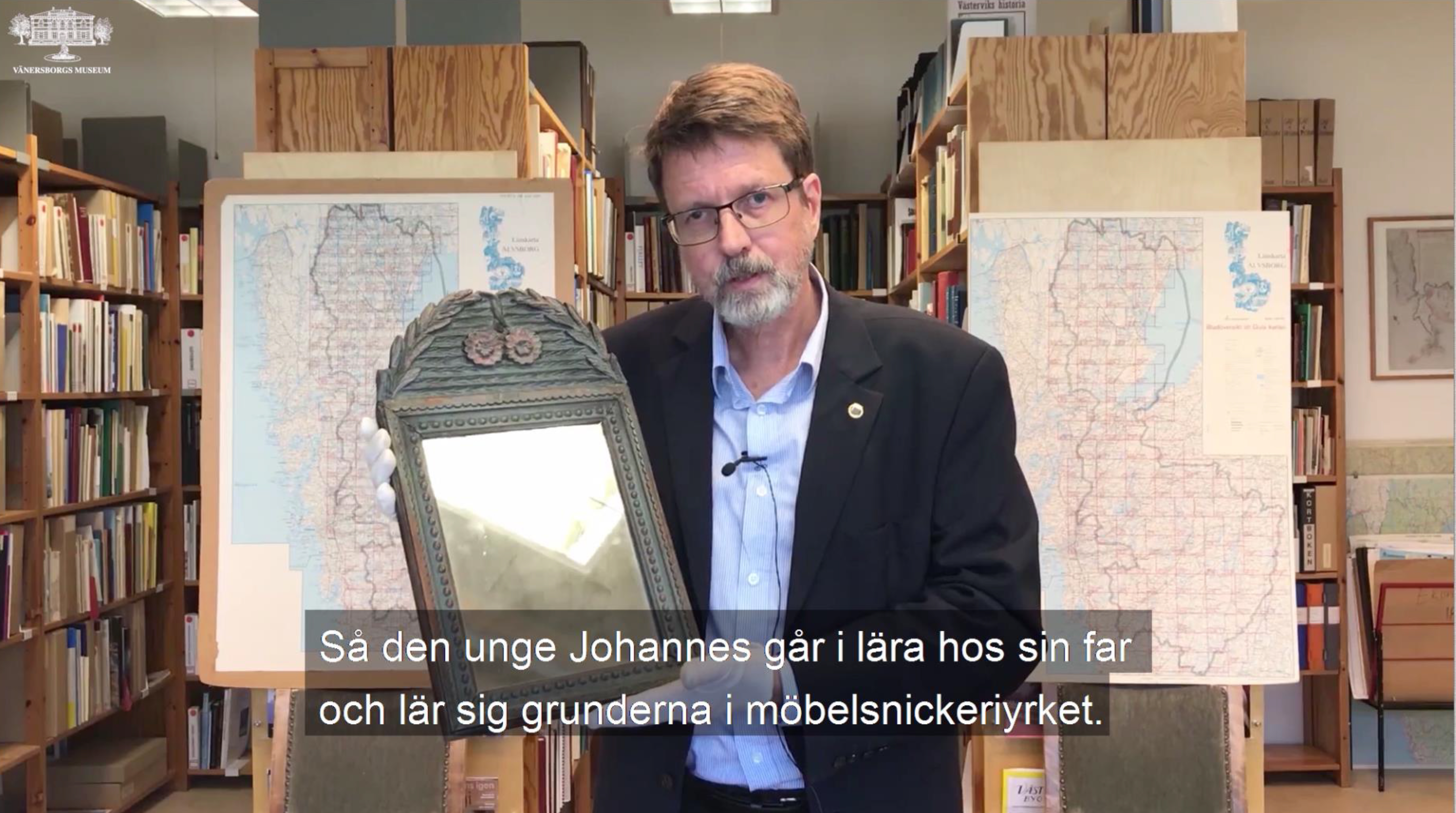 Peter Johansson bergättar om Fundbergs spegel som finns på Vänersborgs museum.