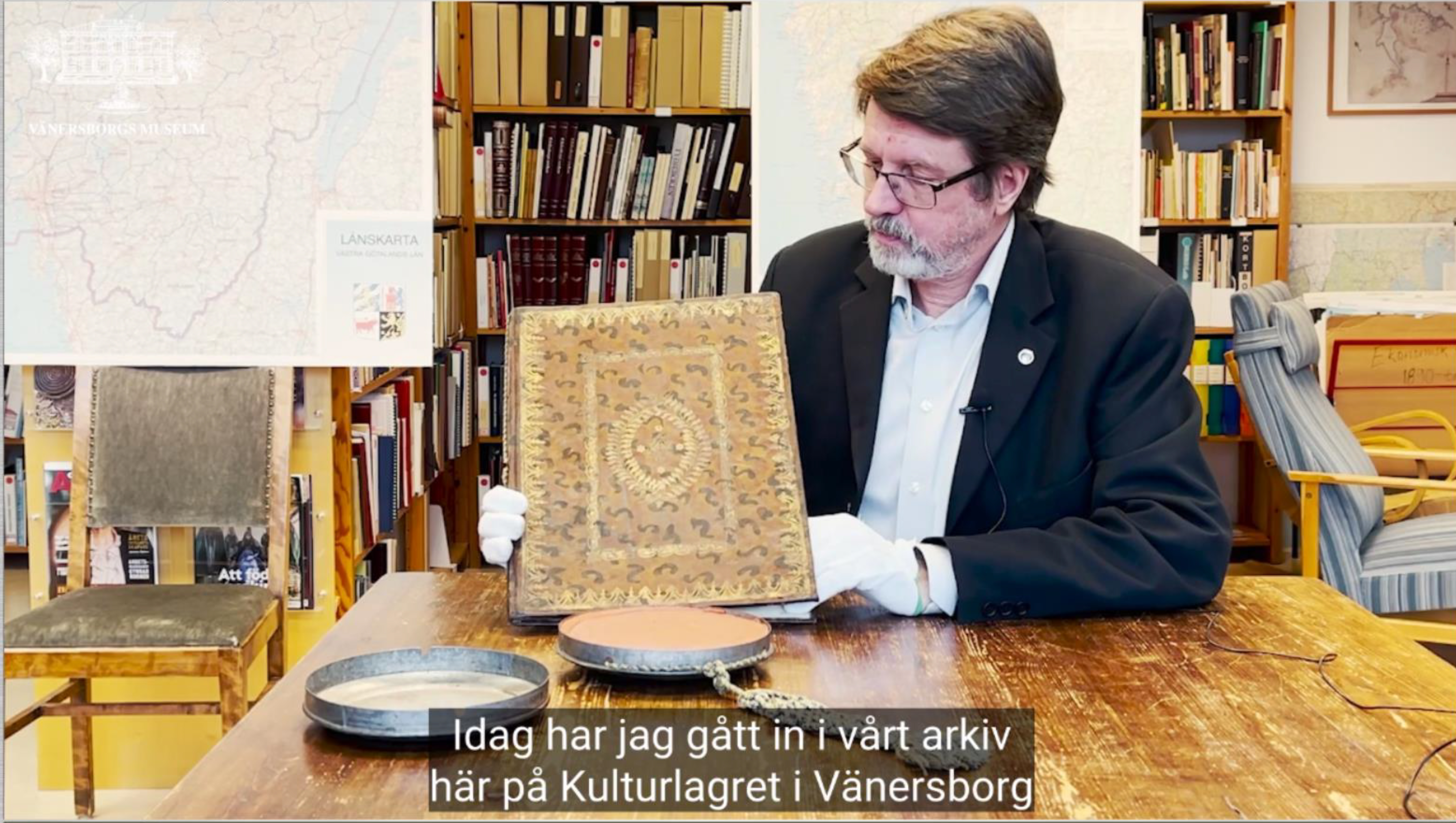Peter Johansson håller upp ett sköldebrev.