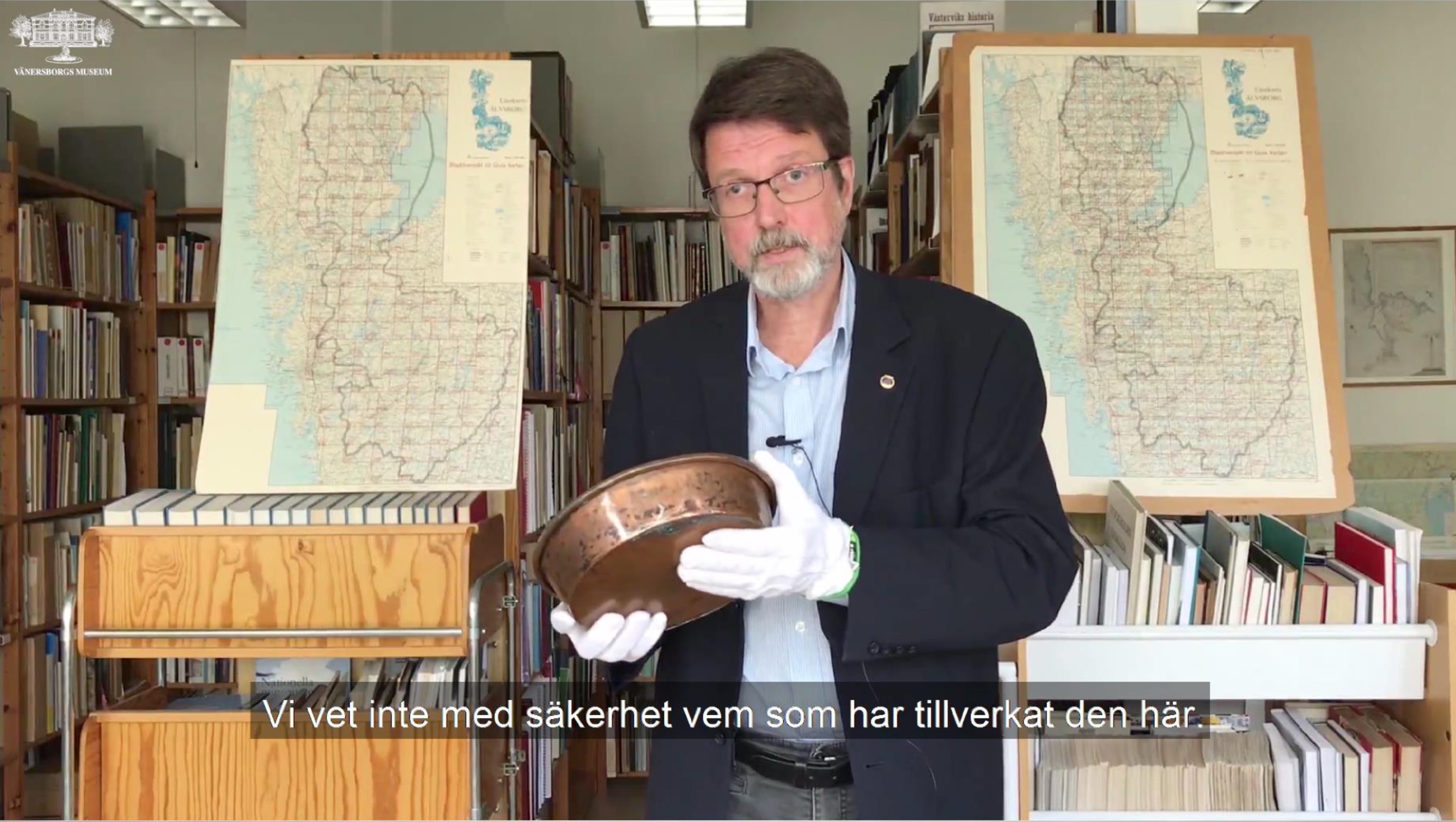Museichef Peter Johansson visar Dafgårds kopparbunke