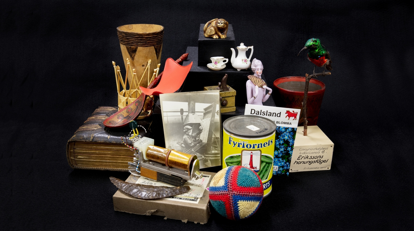 Stilleben med föremål från samlingarna