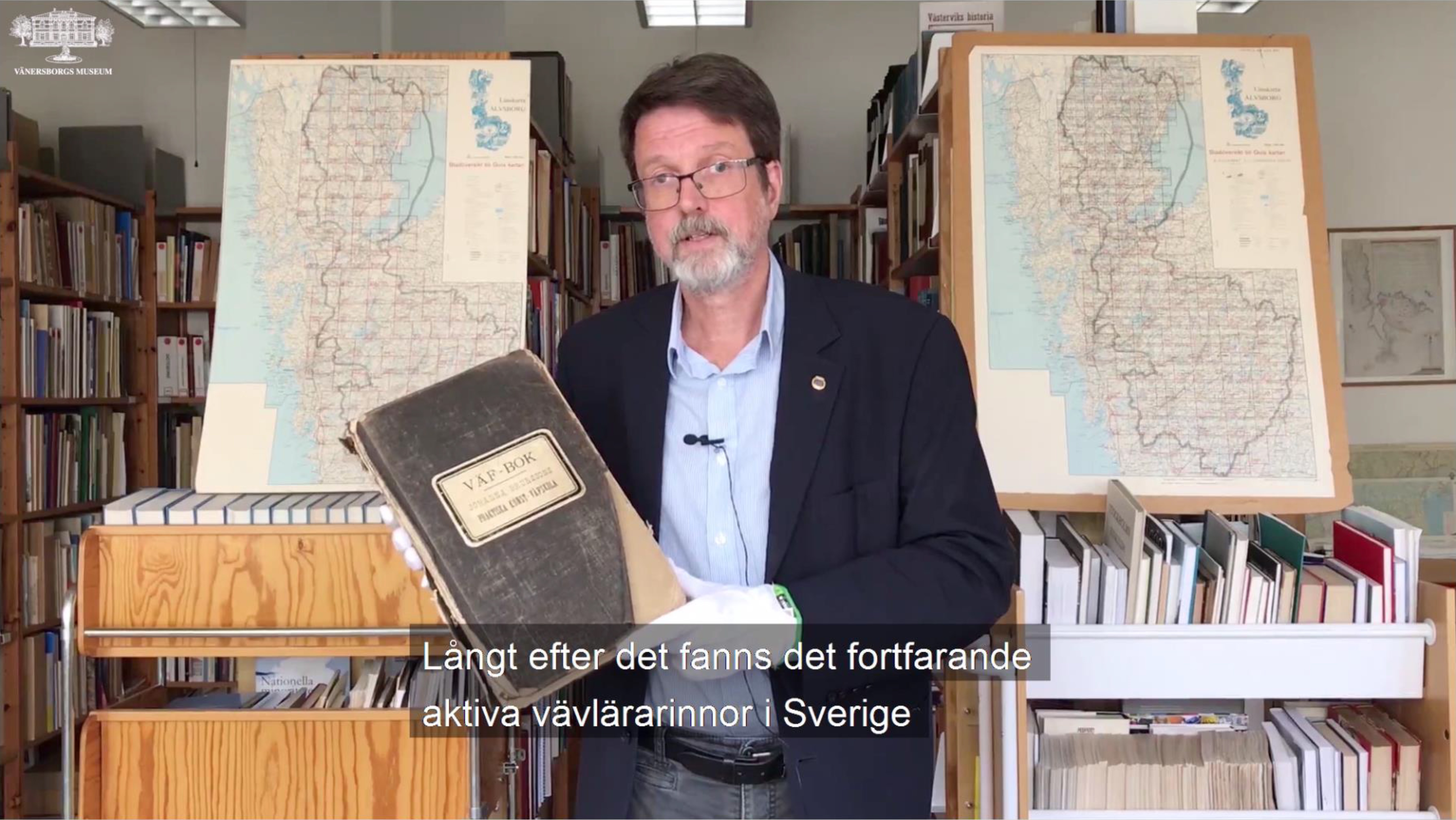 Peter Johansson visar en vävbok från Johanna Brunssons vävskola i Stockholm