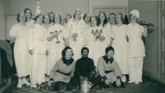 Luciatåg med kvinnor utklädda till tärnor, stjärngosse, bagare, tomtar och Svarte Petter.