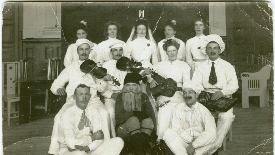 Lucia med spelmän och tomte.