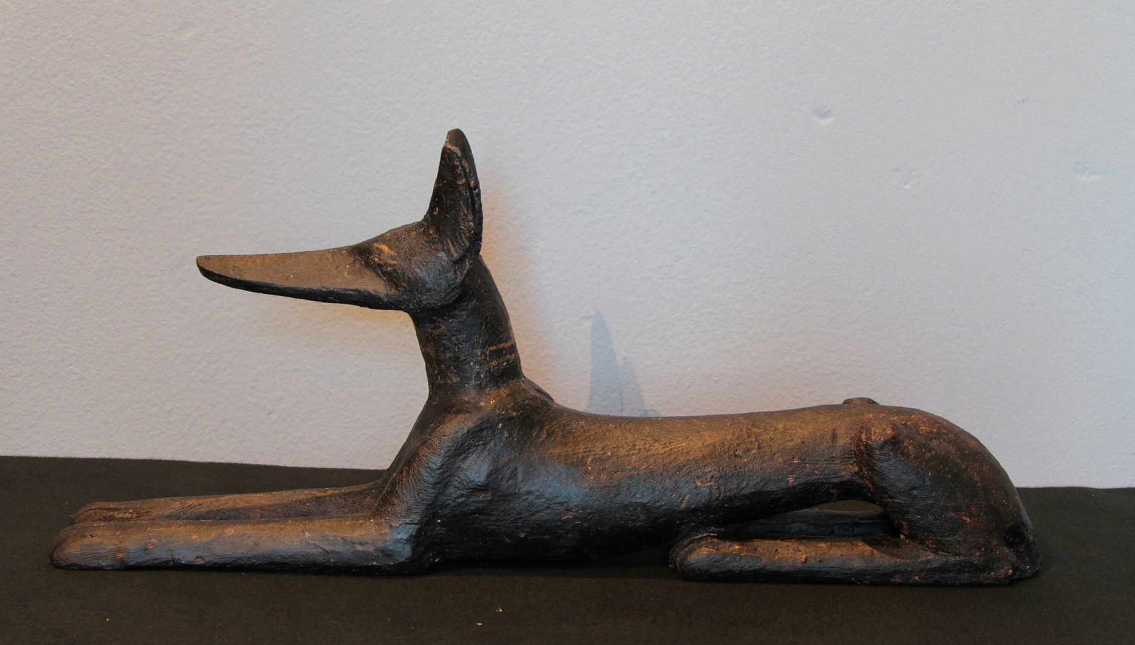 Skulptur av Anubis, en egyptisk gud.