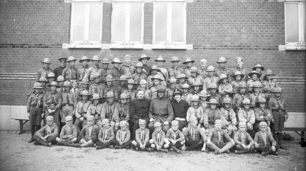 Gruppbild på scouter från sekelskiftet 18-1900.