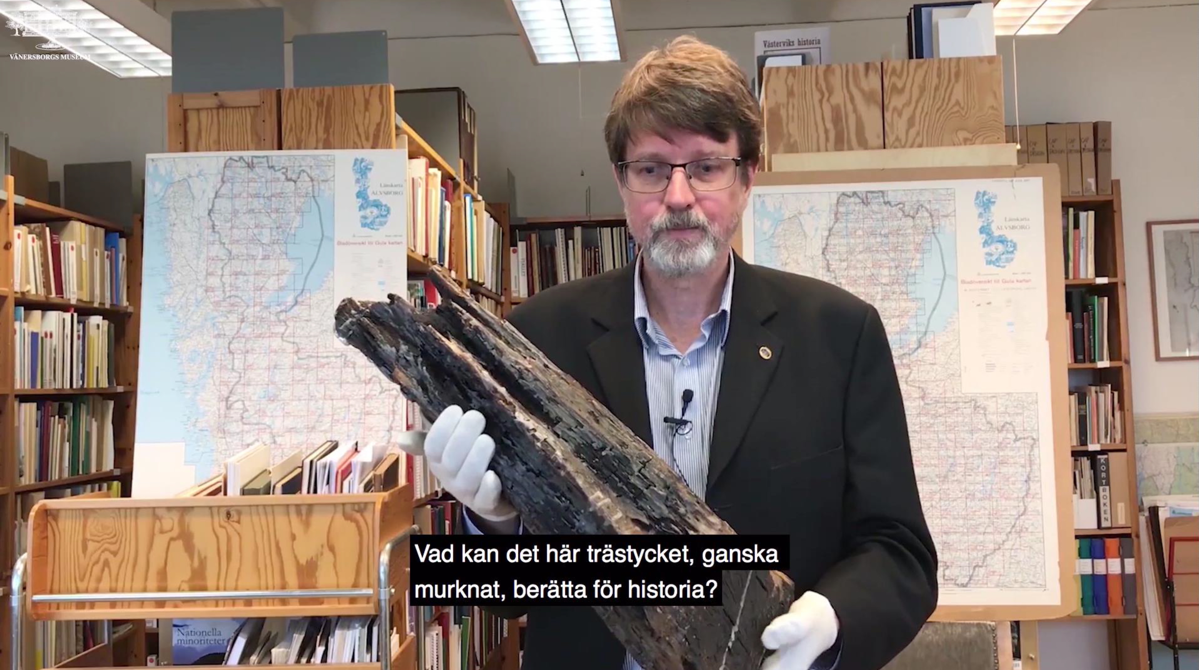 Peter Johansson visar en del av Vänersborgs palissad från 1600-talet.