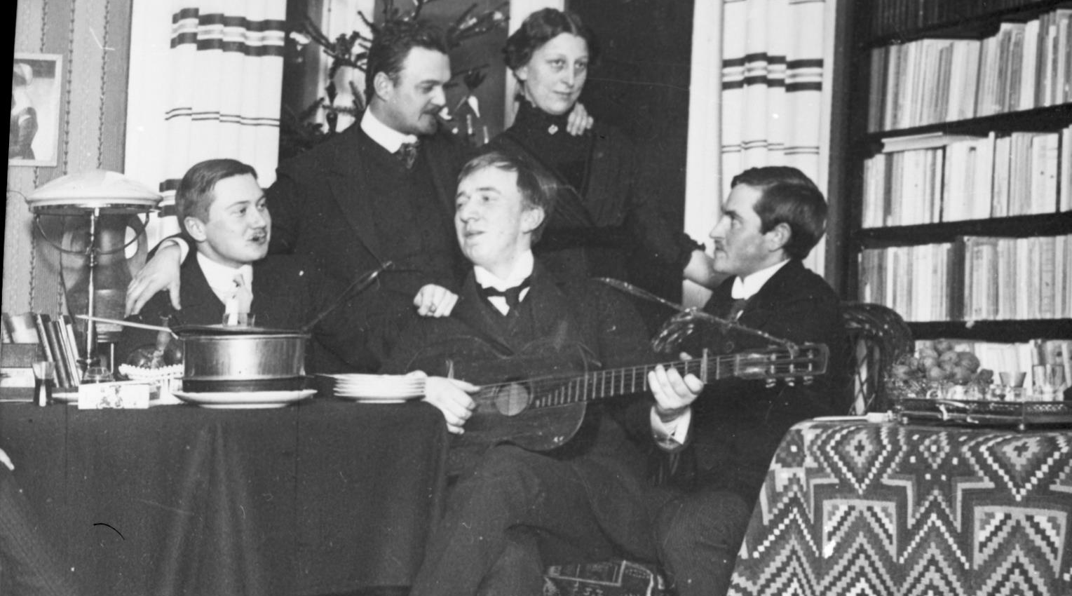 Birger Sjöber spelar gitarr bland vänner.