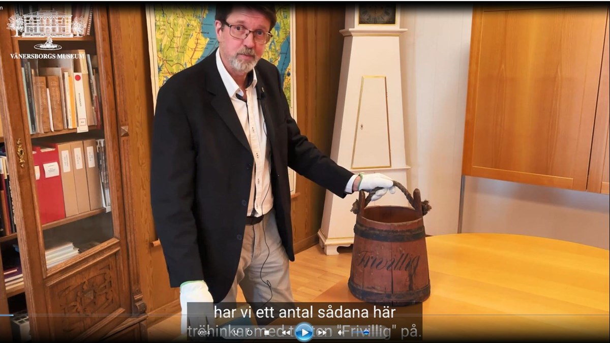 Peter Johansson visar upp en trähink från Frivilligbrandkåren.
