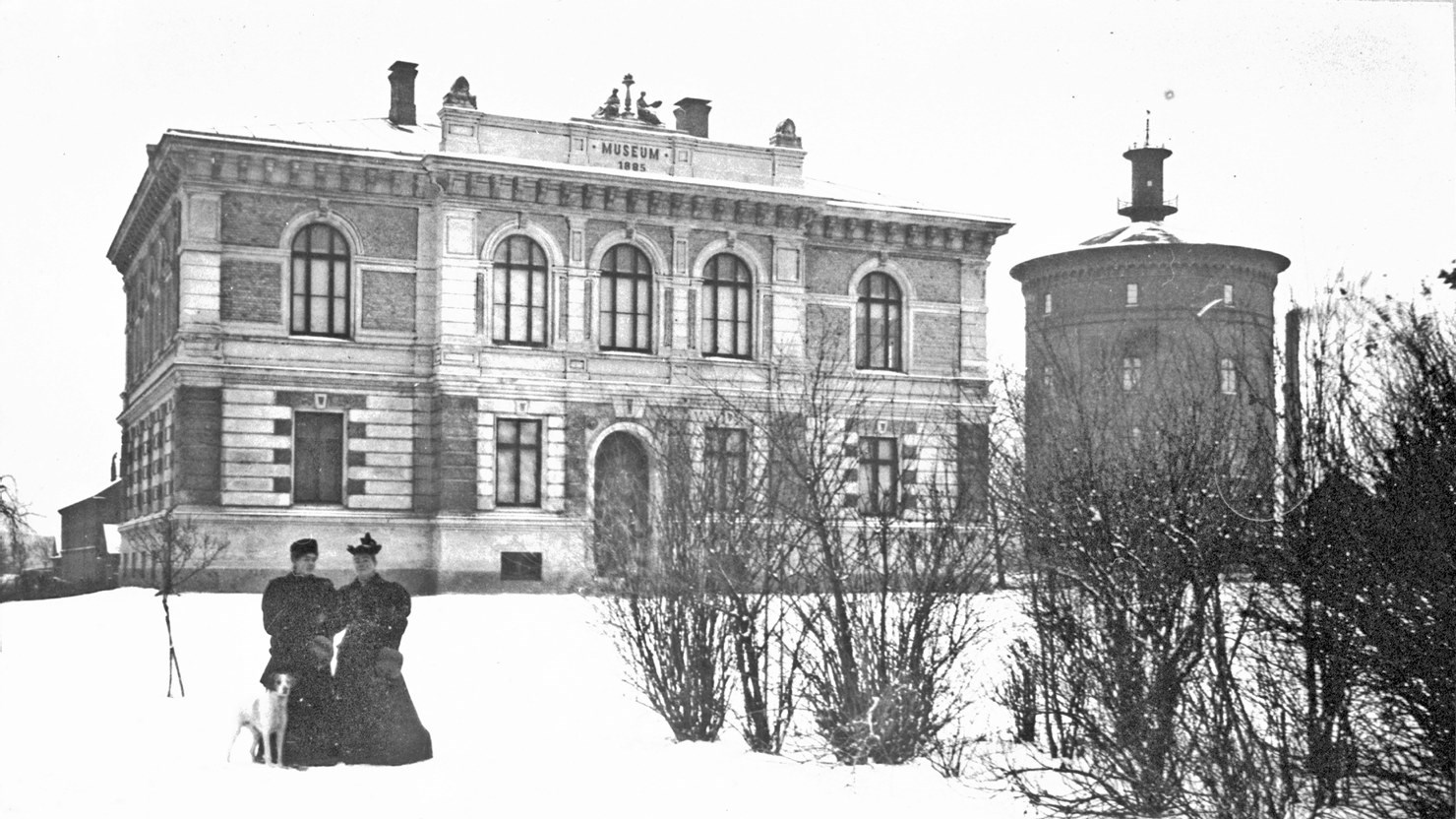 Två kvinnor utanför Vänersborgs museum år 1900.