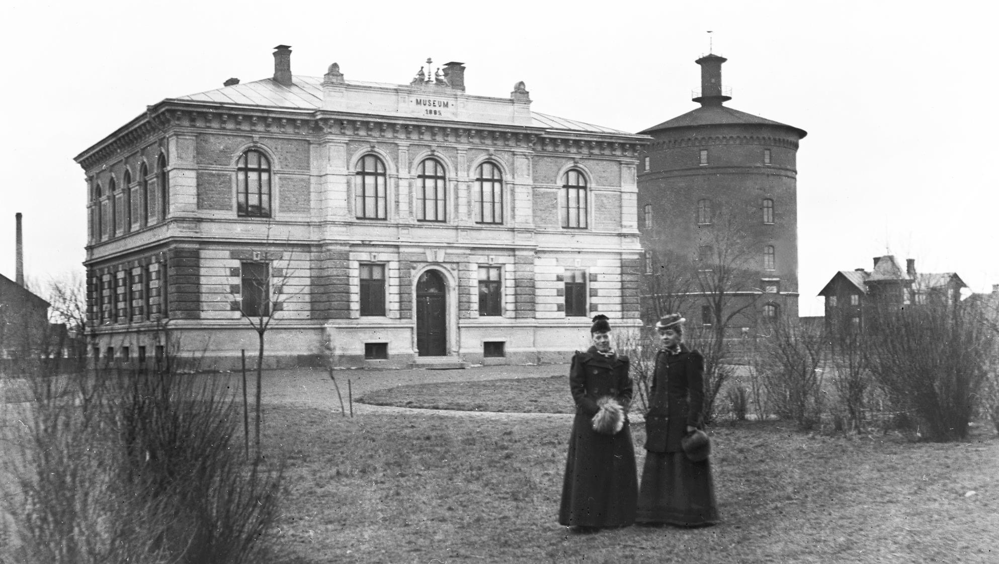 Två kvinnor står framför Vänersborgs museum.